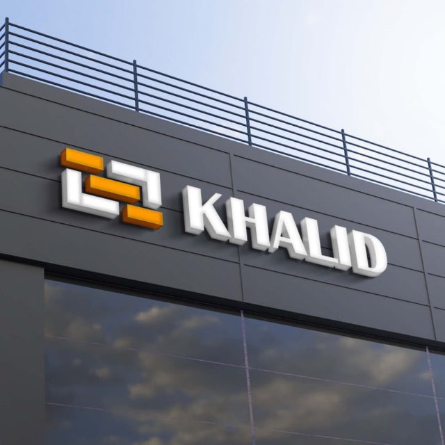 Khalid logotipi tushirilgan bino peshtoqi